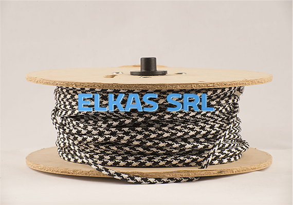 Nossos cabos são certificados. Eles também têm um processo de colagem que os impede de serem desintegrados em sua armadura